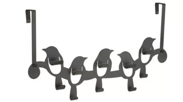 Emulando una bandada de pájaros en reposo, Umbra ideó este perchero de metal ideal para la cocina.