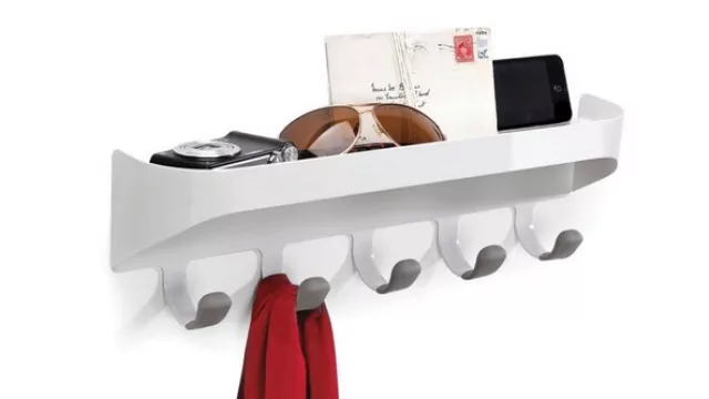 Aquí comienza a notarse una transición  y necesidad de funcionalidad de los percheros combinándose con organizadores.