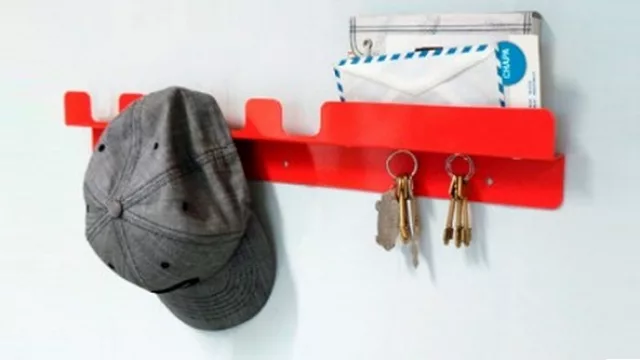 De un lado, perchero; del otro, organizador de ChapaObjetos.com.ar.