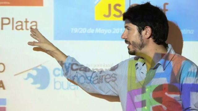 Rudi Borrmann explicando las políticas tecnológicas durante el brunch con empresarios del sector.