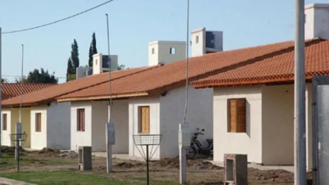 Hacen falta 33 sueldos para comprar una casita de barrio (20% más que a fines de 2010)