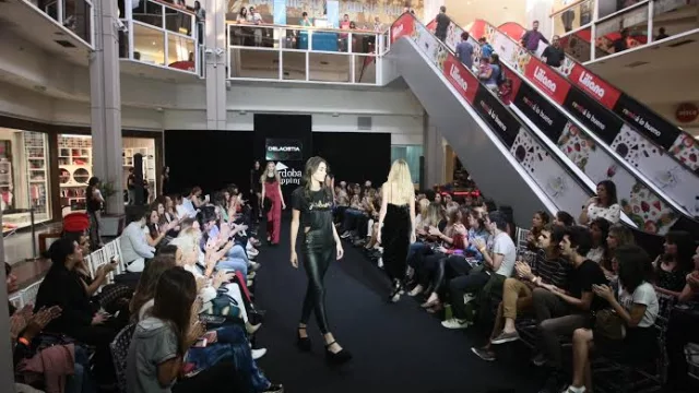 El Córdoba Shopping repleto de fashionistas buscando los outfits más tendries de la temporada.