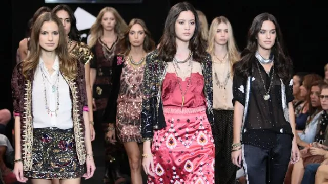 El brillo que siempre aporta Rapsodia y los colores paséandose por la pasarela.