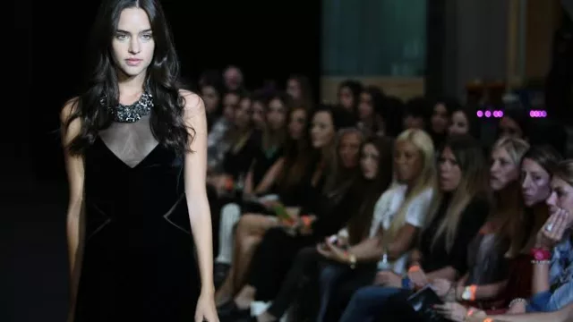 Negro, terciopelo y transparencias. Las claves en una sola pieza. 