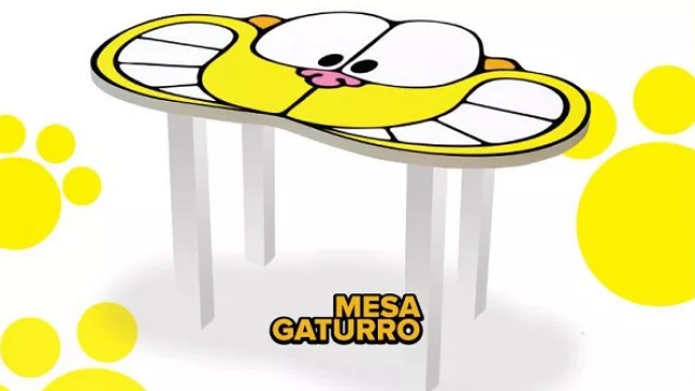 La mesa, ni redonda ni cuadrada, con la cara de Gaturro.