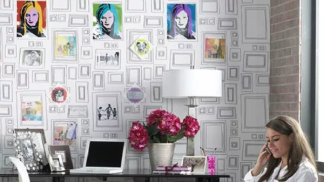 Bonita Casa Cortinas ofrece la posibilidad de empapelar la pared con este motivo que deja espacio para pegar fotografías.