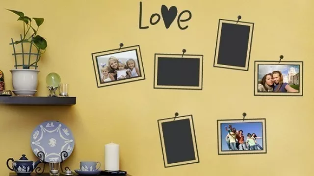 Fotos “pegadas” a la pared con alfileres, otro ejemplo de objetos que no están.