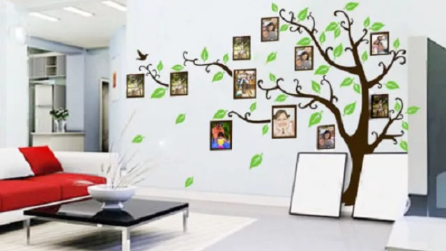 Una alternativa creativa para tener a la familia en la pared: un árbol genealógico en medio de la sala. 