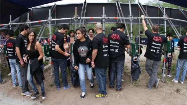 Los primeros fanáticos empezaron a llegar al predio.