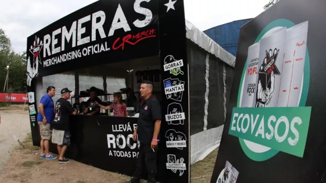 El stand donde se vendían los ecovasos, una excelente idea para concientizar sobre el cuidado del ambiente. 