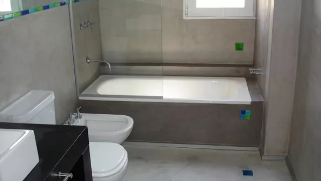 El material permite la incrustación de otras piezas como estos zócalos en pisos y paredes. 