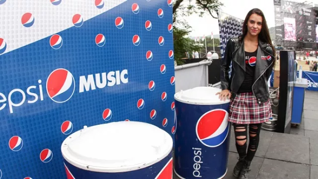 Pepsi estuvo donde había sed. (Atención al outfit rockero de las promotoras)
