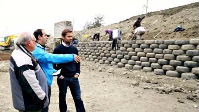 Le gustó la idea de una “gran muralla” de neumáticos viejos