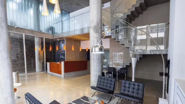 El hall principal contrasta la fuerza del hormigón con la fragilidad del vidrio.