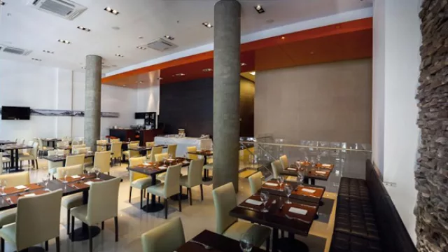 El desayunador y restaurante imponente con el techo de gran magnitud.