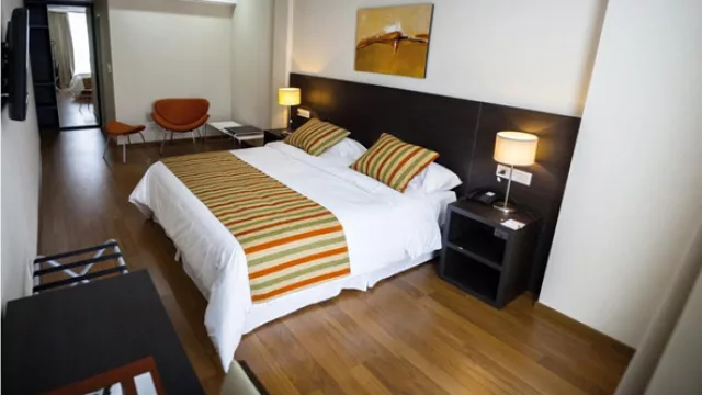 En las habitaciones también sorprende el diseño con Sillas Paulin. El resto del mobiliario es autoría de la constructora.