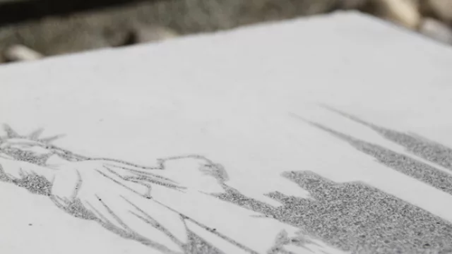 Aquí se puede apreciar el granulado de la superficie que se le otorga al panel a través del sistema Hering.