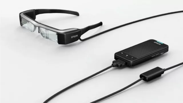 Probó los lentes de Epson y tiene miedo que se los tiren por la cabeza...