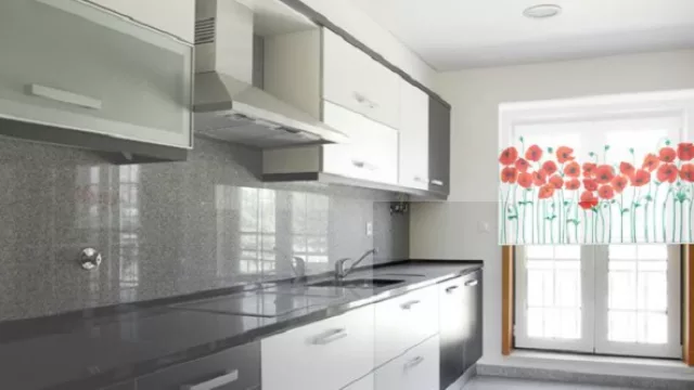 Sólo con la cortina se le puede agregar color a la cocina.