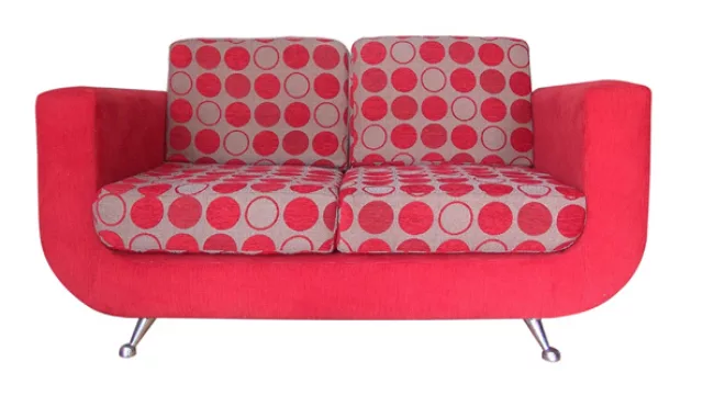 El sofá Valentino de Corfam en rosa fuerte o…