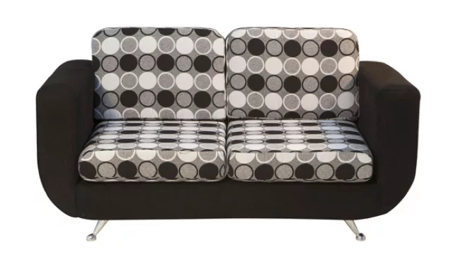 …en negro. Con estampado geométrico.