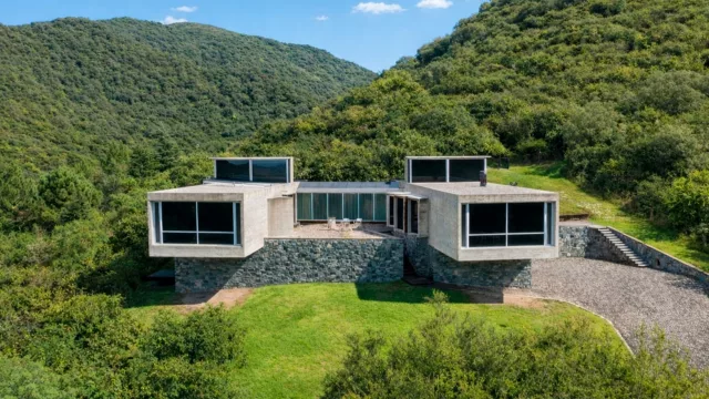 Una obra icónica de Miguel Ángel Roca sale al mercado: así es Casa Nekola, en Río Ceballos