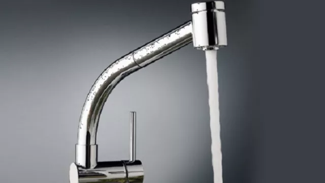 Otro grifo de FV pero con pico rociador. También monocomando.