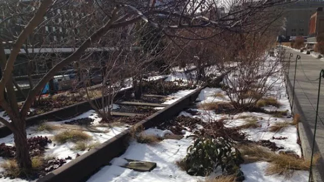 La evidencia de que High Line está construido sobre las vías de un antiguo tren.