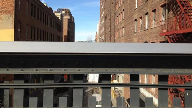 Entre los edificios, literalmente, High Line Park recorre dos kilómetros de longitud.