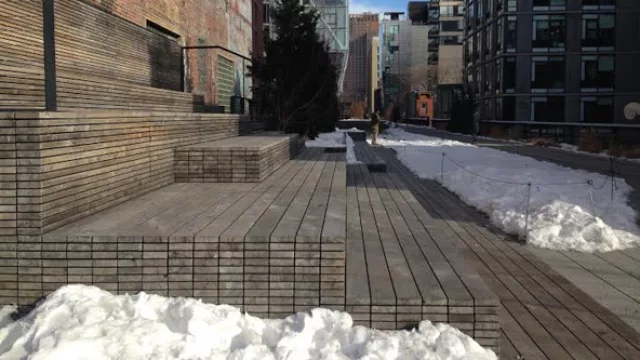 Los asientos de madera mantienen líneas minimalistas.