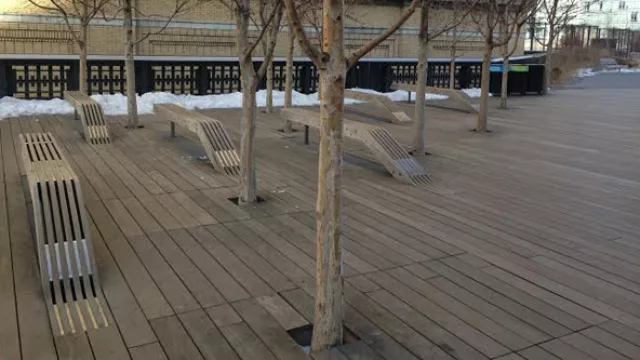 De a tramos se encuentra madera con espacios para sentarse y disfrutar del paisaje.