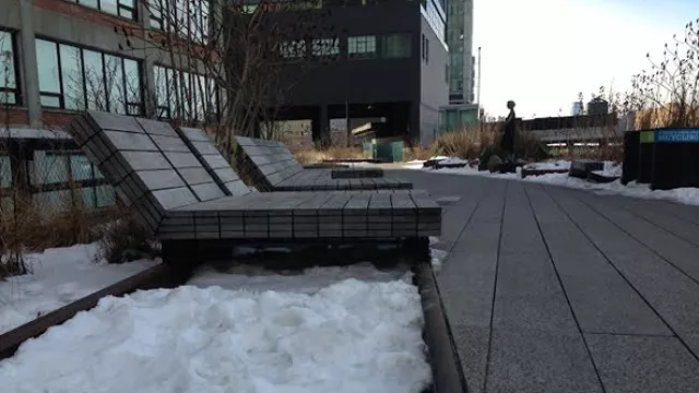 Unos originales asientos que se deslizan por los antiguos rieles para que, quienes deseen, se acerquen o separen del resto de la estructura.