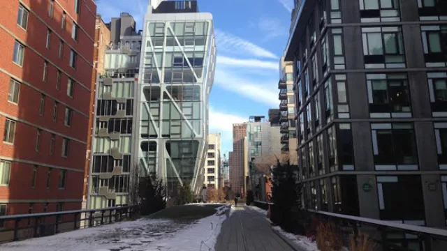 A la izquierda uno de los tantos edificios que sorprende a los amantes de la arquitectura con su innovadora morfología.