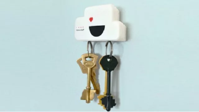 Claudia, un sujetallaves “enamorado” magnético. (Disponible en The BugPlanet Store a $ 140)