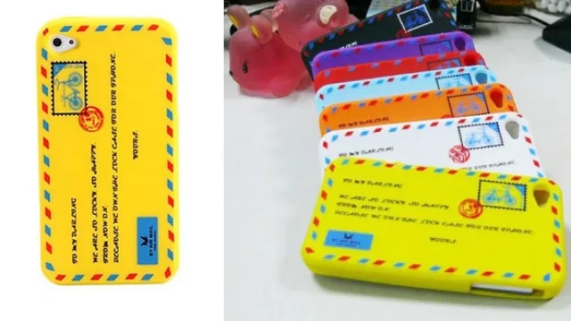 Un case para tu teléfono que también sigue el juego de la pieza anterior y hace de sobre. ¿Te llegó algún “mensaje”? (Disponible online)