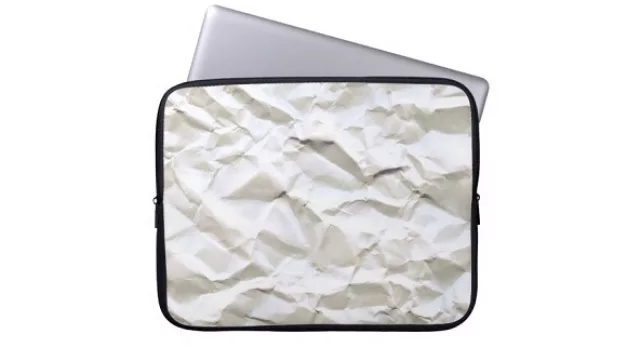No es un papel tirado al basurero, es un case para notebook. (Disponible online)
