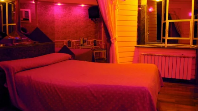 Y una de las habitaciones más baratas de Eros se encuentra a $ 190 el turno de hora y media.