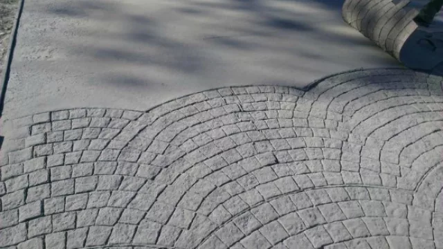 La mezcla cementicia se aplica sobre el piso original y como un sello se le otorga la impresión que el cliente desea. 