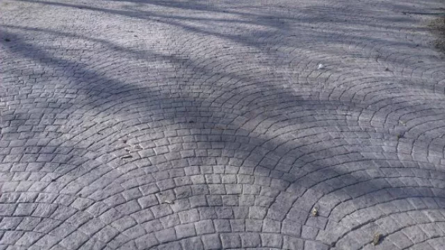 El piso una vez concluido el proceso de “impresión” en el que se combinan las placas para darle uniformidad a la trama.