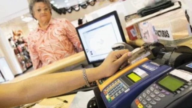 Tarjetas mantienen planes de cuotas (aunque ajustan tasas)