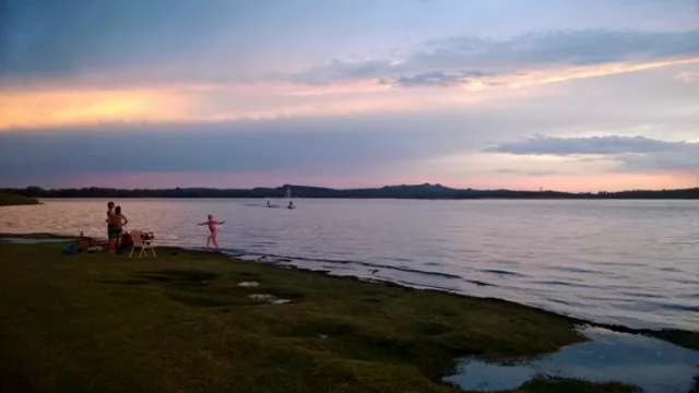 A la vera del Lago Los Molinos, el más grande y limpio de Córdoba, ideal para actividades náuticas.