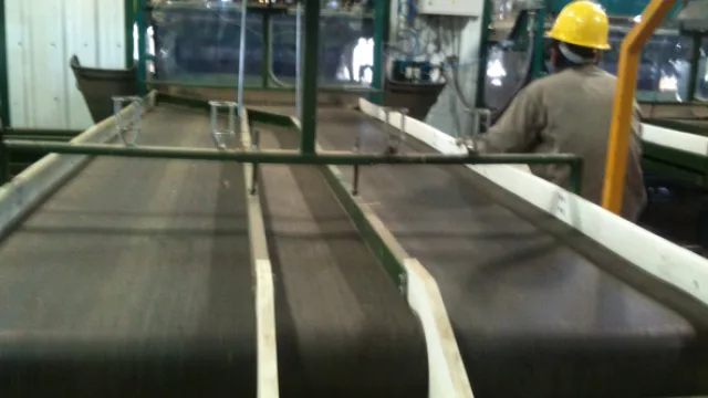 La mesa de selección donde los operarios devuelven las espigas con chala al proceso anterior.