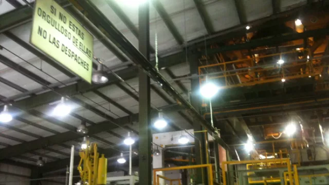 El lema que pende en la fábrica de seis pisos: "si no estás orgulloso de ellas, no las despaches".