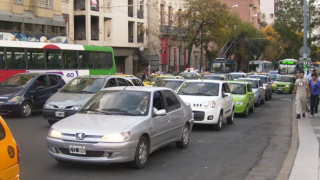 ¡Correte, che , que quiero pasar! (ya hay un vehículo cada tres cordobeses)