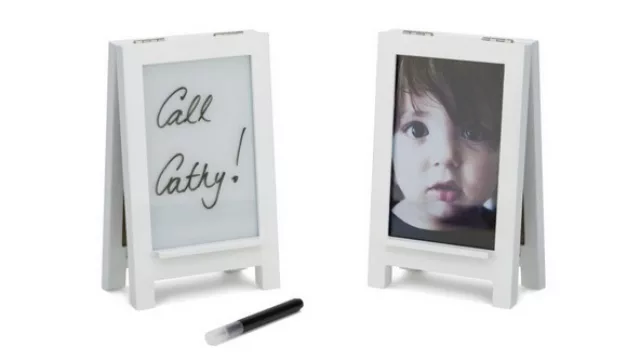 Como las pizarras de pie este marco permite alojar una foto y a la vez escribir sobre él.  (Disponible Umbra)