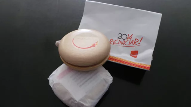 Un divertido yo-yo que también es apoyapapeles by Tarjeta Naranja.