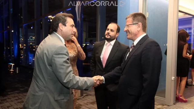 Ramón Mestre saluda al presidente de Mercedes-Benz Argentina, Roland Zey.