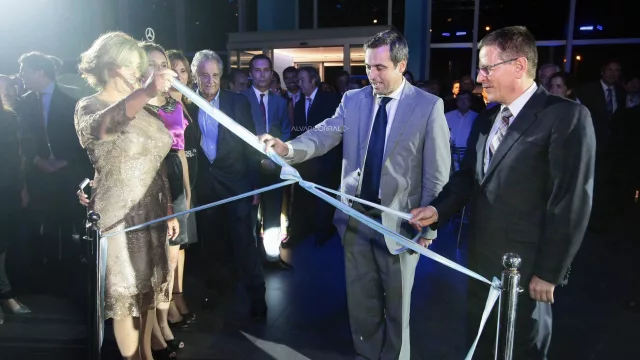 Miriam Prieto, Ramón Mestre y Roland Zey en el ritual del corte de cintas.