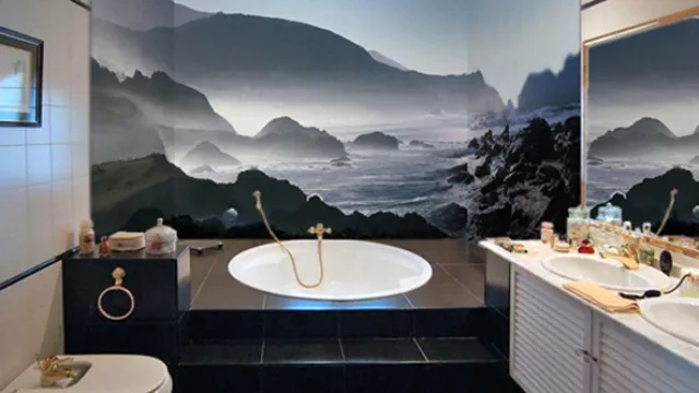 ¿Qué más idóneo para la bañera que un mar en la pared? Un ejemplo de cómo se guarda coherencia entre la realidad y la “ilusión”.