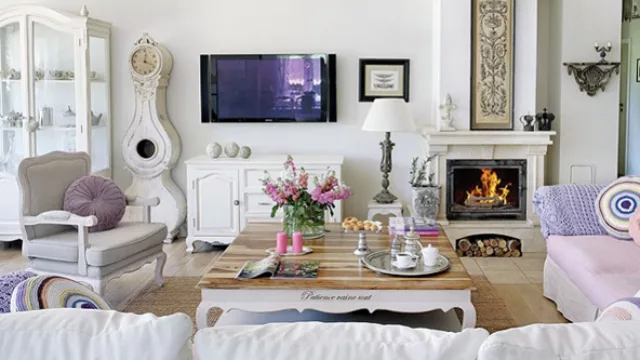 Contrastar el estilo Shabby Chic con piezas modernas como tecnología realza el estilo.